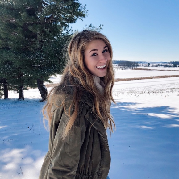 Meet your Posher, Kylie - Picture 1 of 1